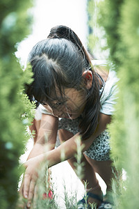 室外花园里玩耍的小女孩图片