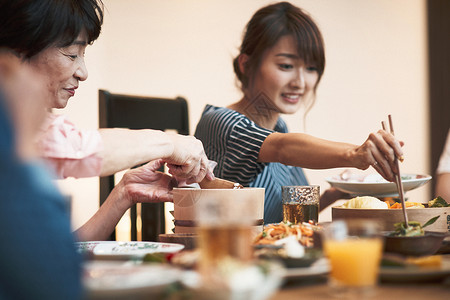 家庭聚会朋友用餐图片