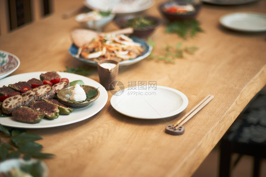 餐桌上的美食图片