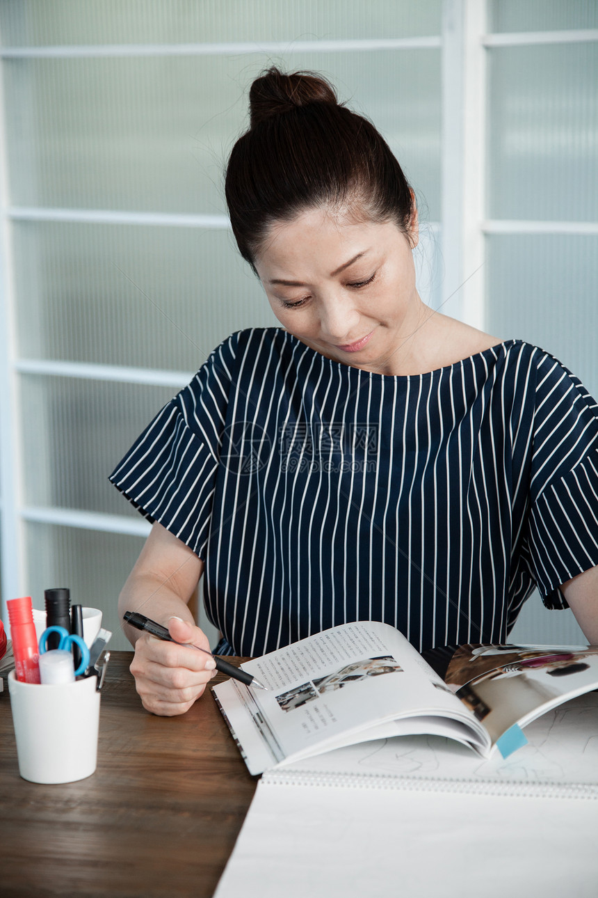 一个女人在办公室里图片