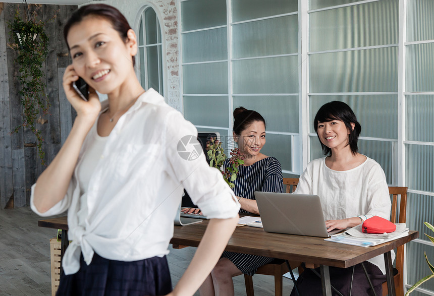 女人在办公室里打电话图片