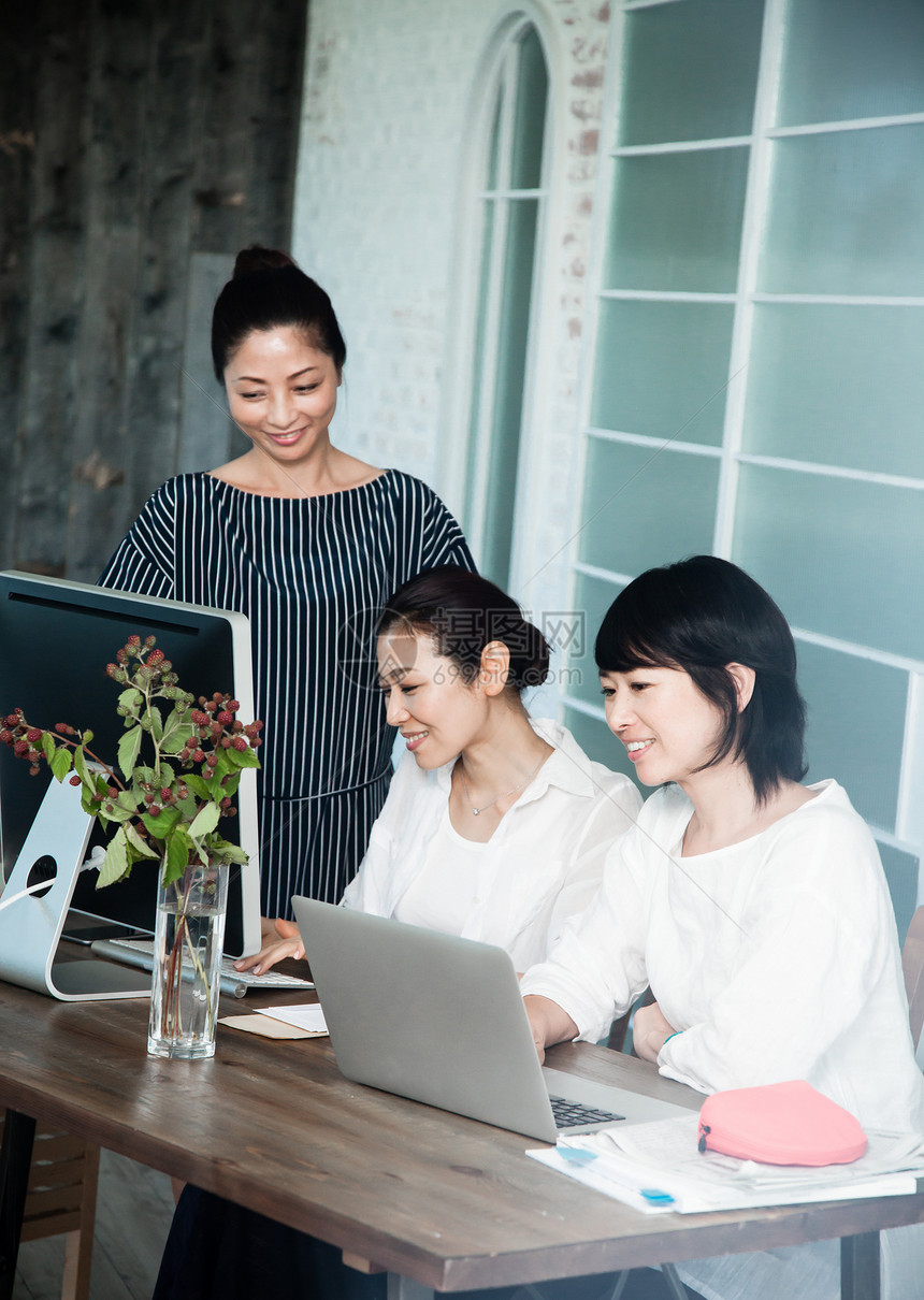 女人在办公室里聚会图片