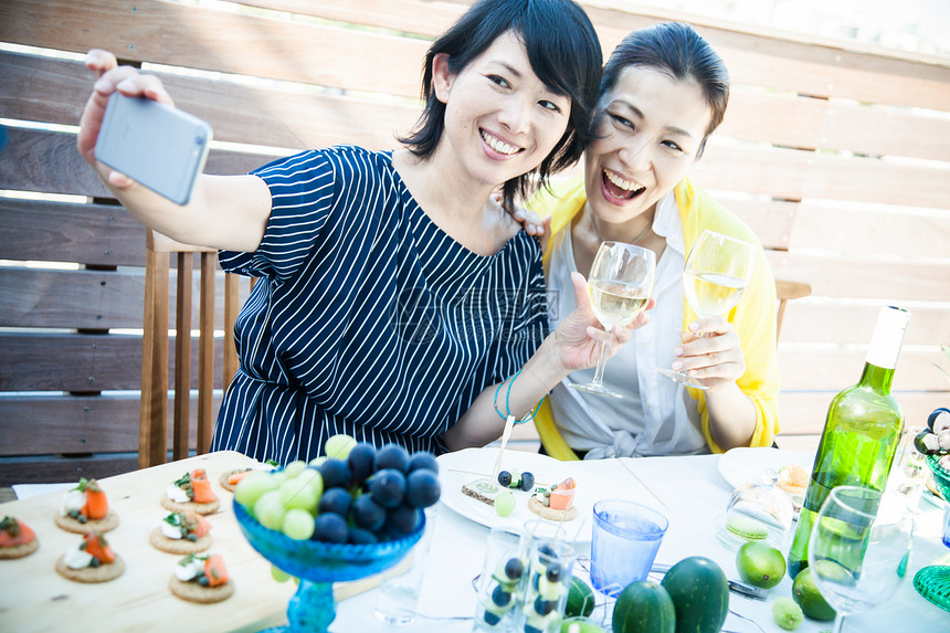 花园聚会自拍的女性图片