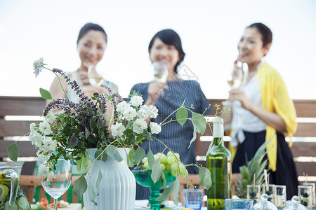 中年妇女花园聚会图片