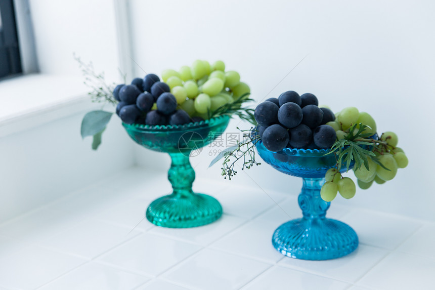 玻璃杯内的水果葡萄图片