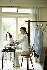 女人居家使用缝纫机图片