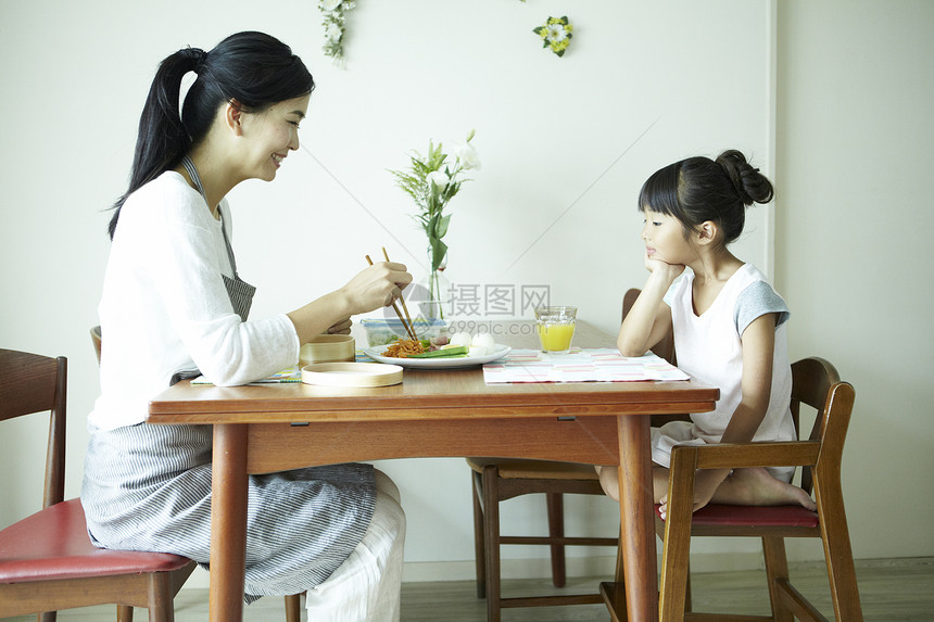 妈妈居家陪伴孩子吃饭图片