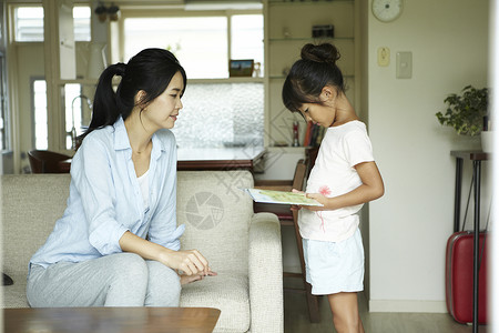 给妈妈读绘本的小女孩图片