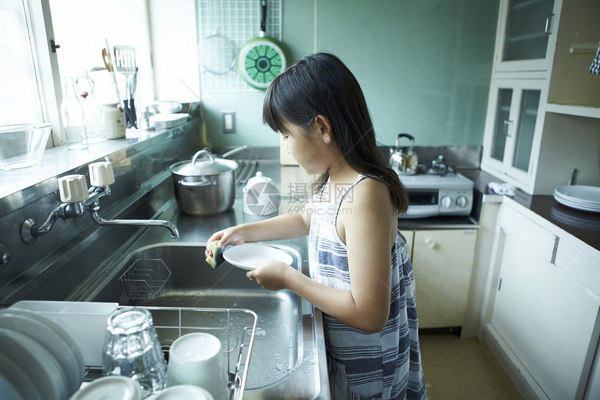 女孩帮妈妈洗碗图片