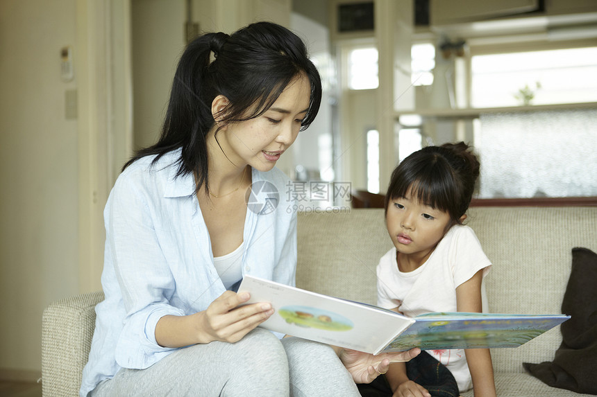自由职业者美女妈妈给孩子读绘本图片