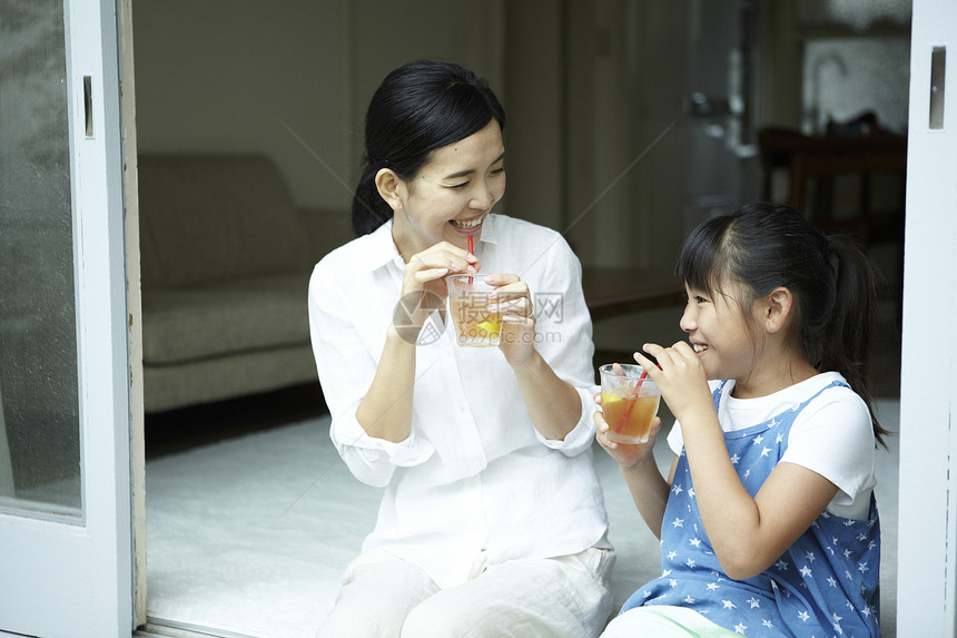 妈妈和女儿一起喝饮料图片