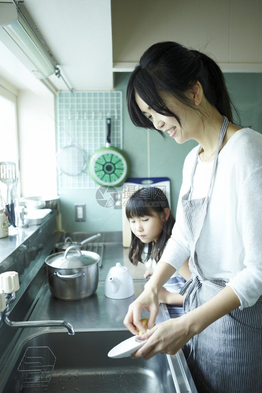 厨房里洗碗的母女图片