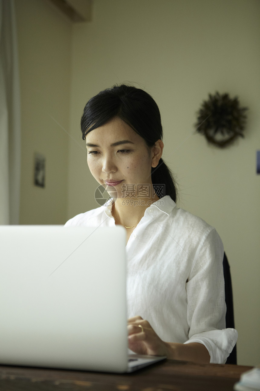 居家办公的女性图片