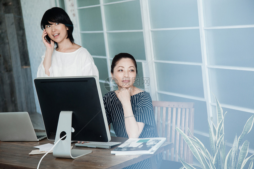 优雅女人在办公室里思考图片