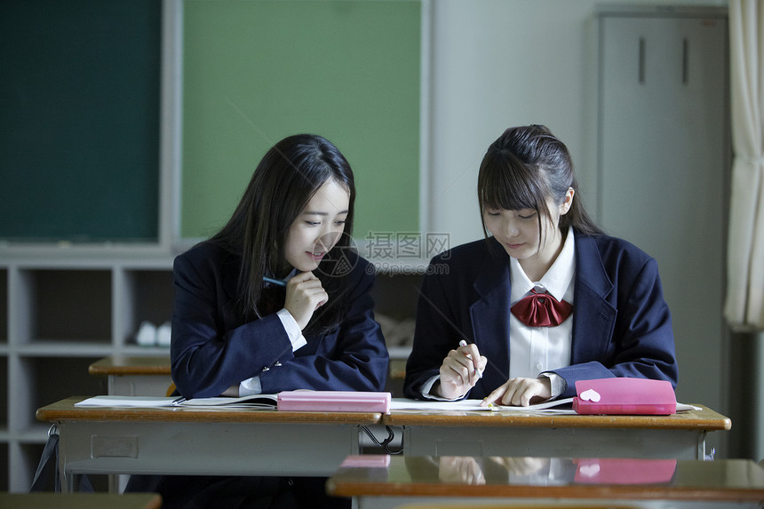 在教室里的女学生图片