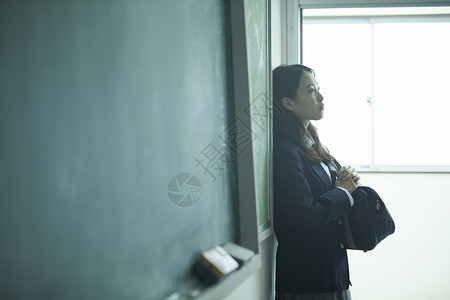 教室里忧郁的女高中学生图片