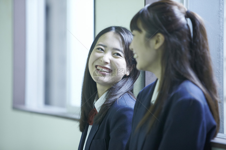 女高中学生在学校的走廊里聊天图片