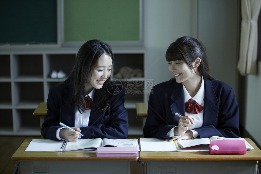 在教室里学习的女高中学生图片