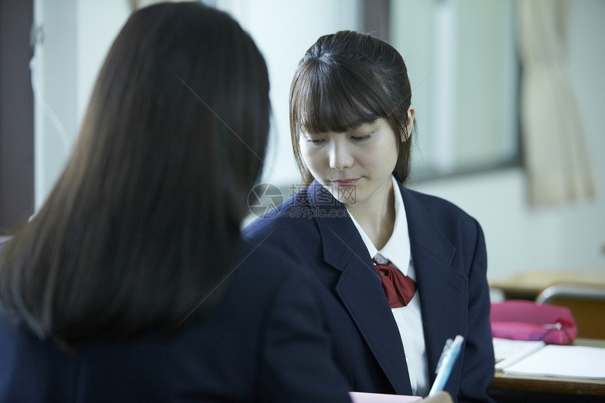 在教室里学习的女高中学生图片