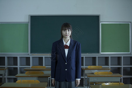 高中女生站在教室里中央图片