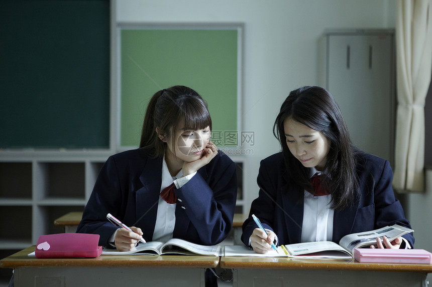 在教室里学习的女学生图片