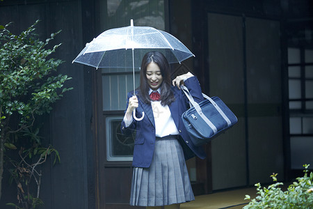 撑着伞的制服女高中生图片