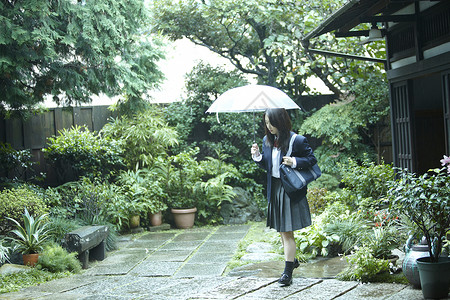 花园里的女高中生图片