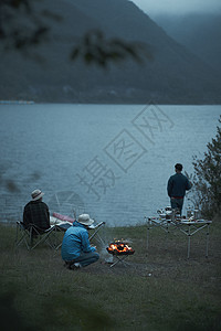 湖边野炊的男人们图片