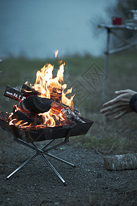 室外营地的篝火图片