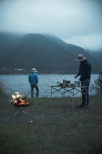 湖边野炊的男人们图片