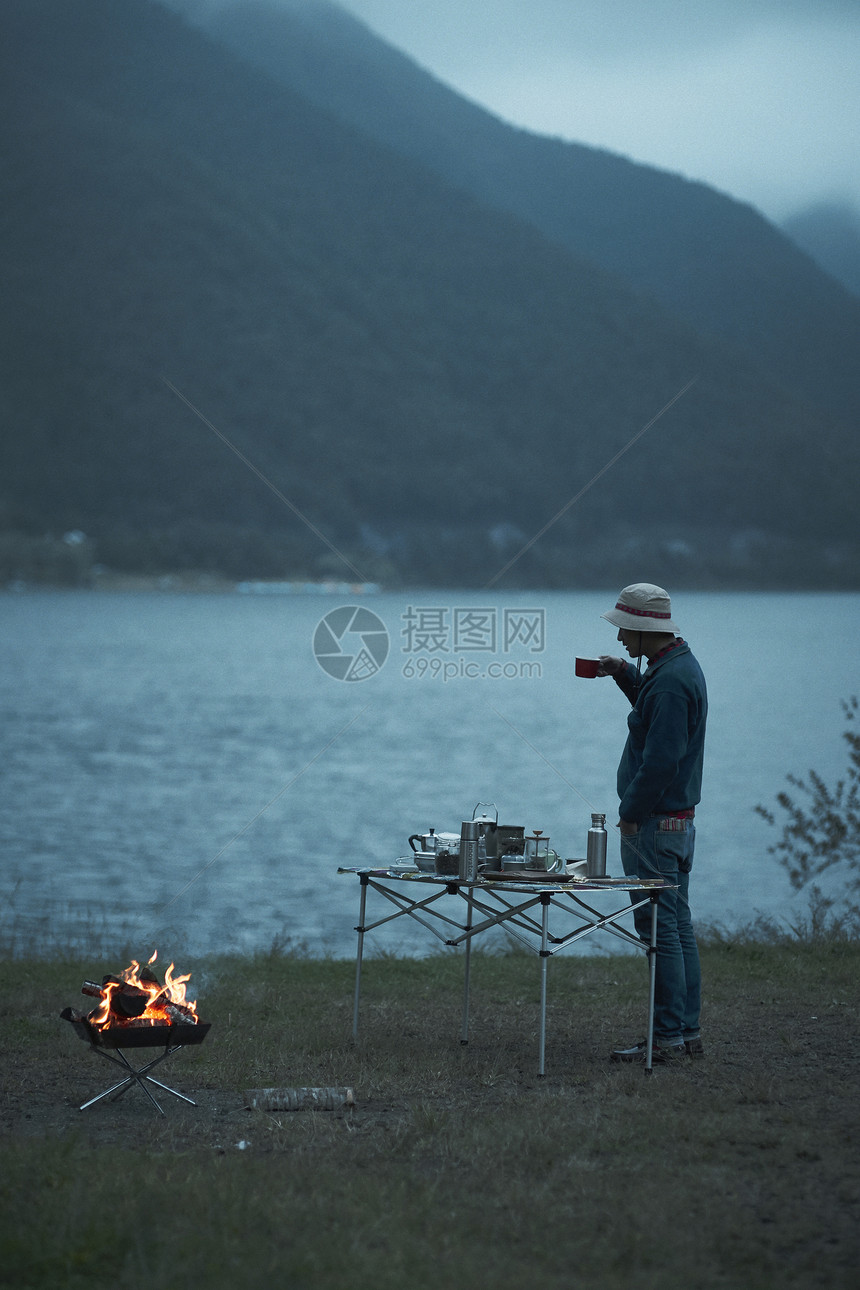 湖边野炊的男人们图片