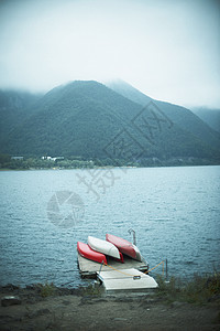 旅游地湖面上的船背景图片