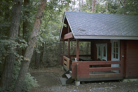 日本旅游地在山上的小屋背景图片