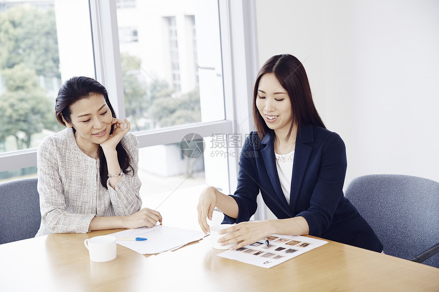 白领女性会议室开会图片