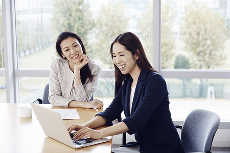 会议室里的职场女性图片