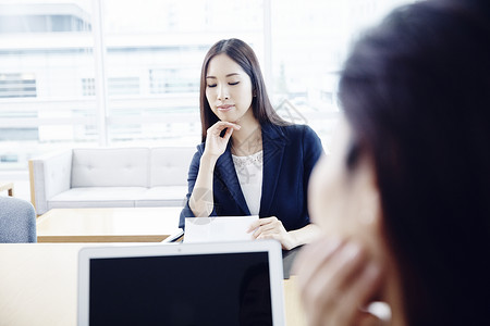 在会议室开会商务女性图片