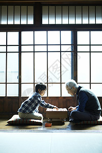爷爷和孙子在下象棋图片