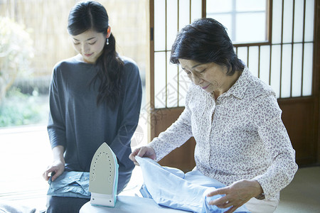 女儿帮妈妈烫衣服图片