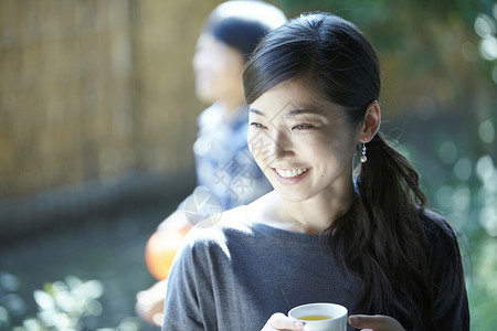 母亲在花园里和孩子一起玩耍图片