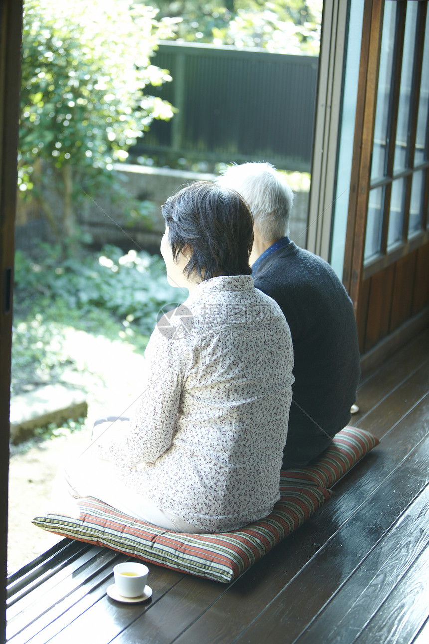 坐在庭院里看风景的老夫妻图片