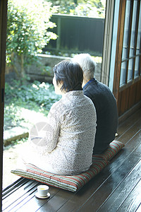 坐在庭院里看风景的老夫妻背景图片