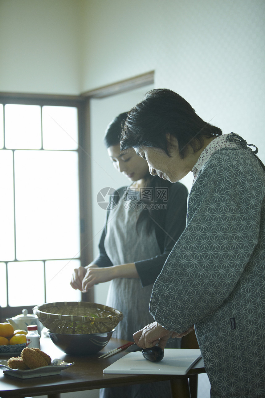 母亲和女儿在做饭图片