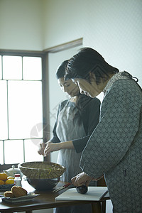 母亲和女儿在做饭图片