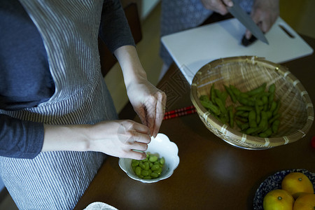 在做毛豆食物的女人图片