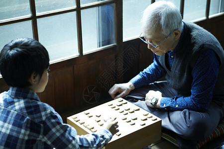 爷爷和孙子一起下棋图片