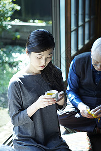 和父亲一起喝茶的女儿图片