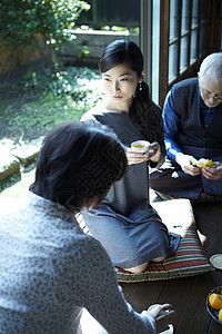 客厅里喝茶聊天的家人图片