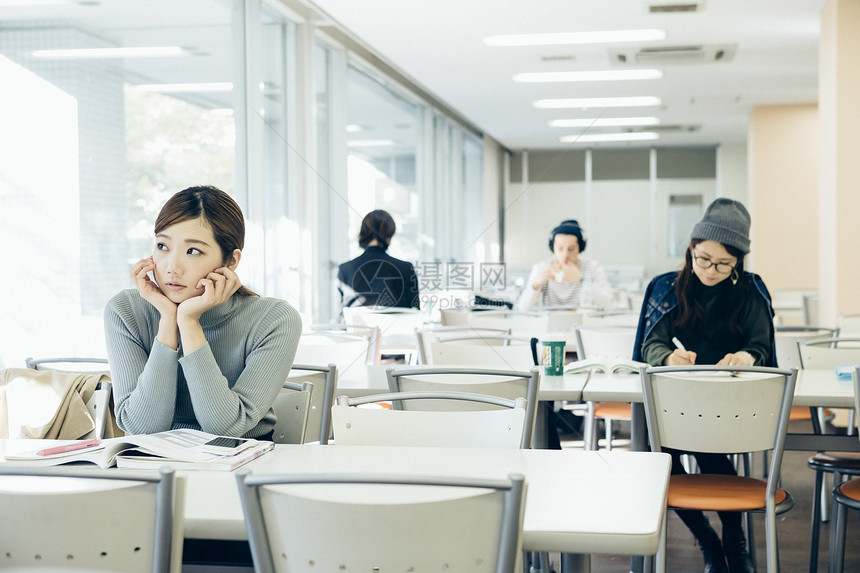 自助餐厅的大学生图片