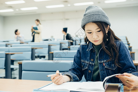 教室里的大学生形象高清图片