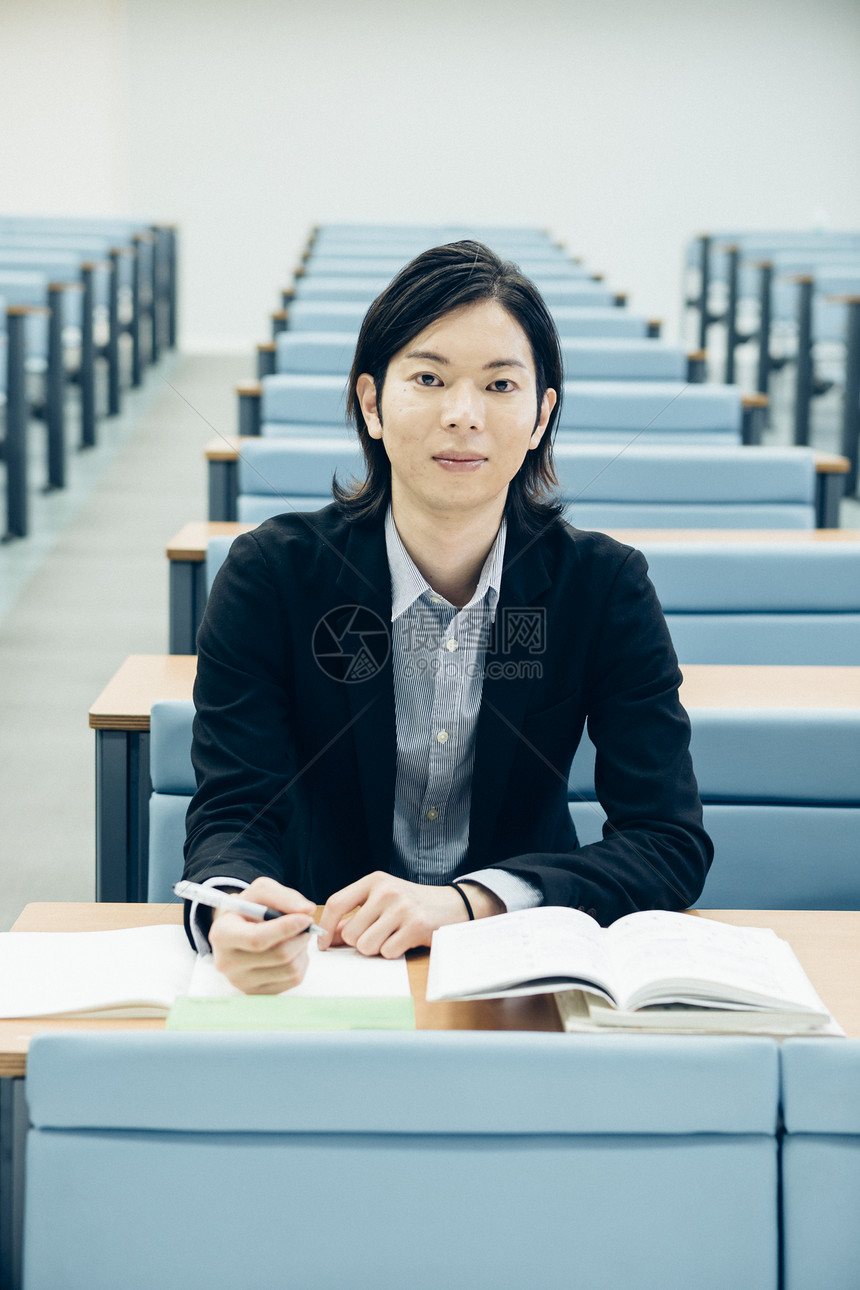 教室里的大学生形象图片